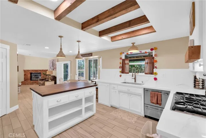 15908 Acoma Road, Apple Valley, California 92307