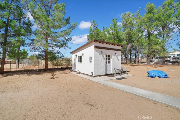 Beautiful bonus studio space w/ private entrance and keyless entry
