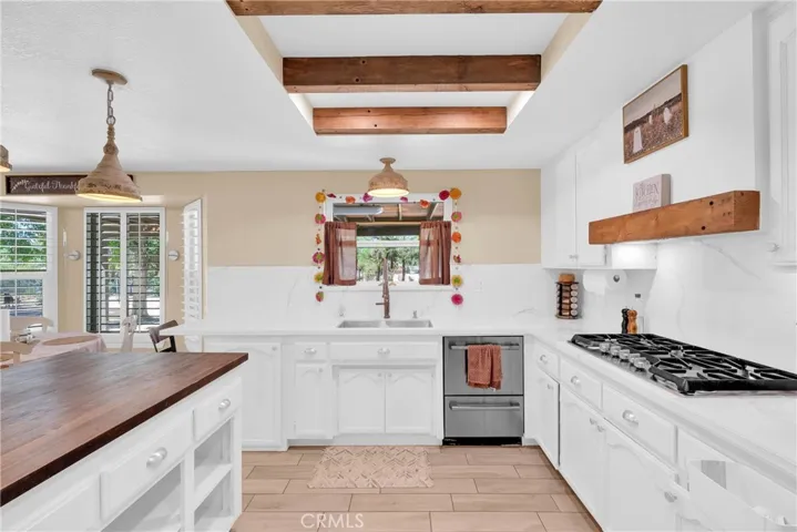 15908 Acoma Road, Apple Valley, California 92307