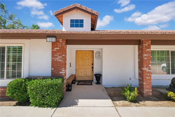15908 Acoma Road, Apple Valley, California 92307