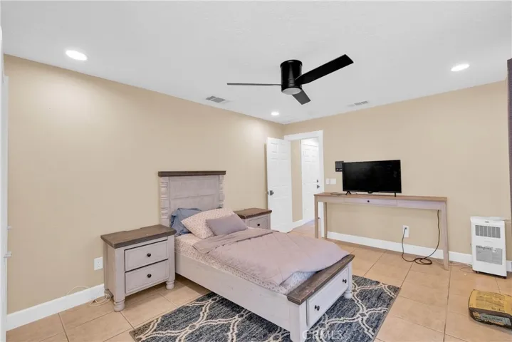 15908 Acoma Road, Apple Valley, California 92307