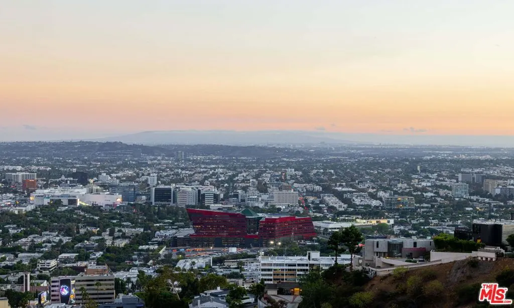 8900 Evanview Drive, Los Angeles, California 90069 home-pic-8