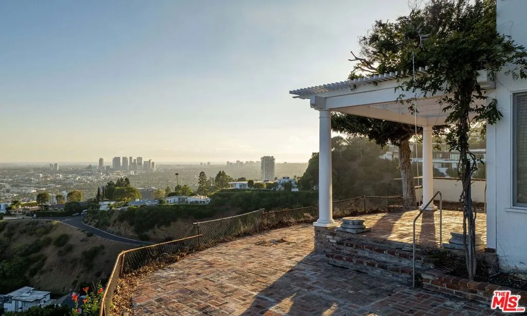8900 Evanview Drive, Los Angeles, California 90069 home-pic-2