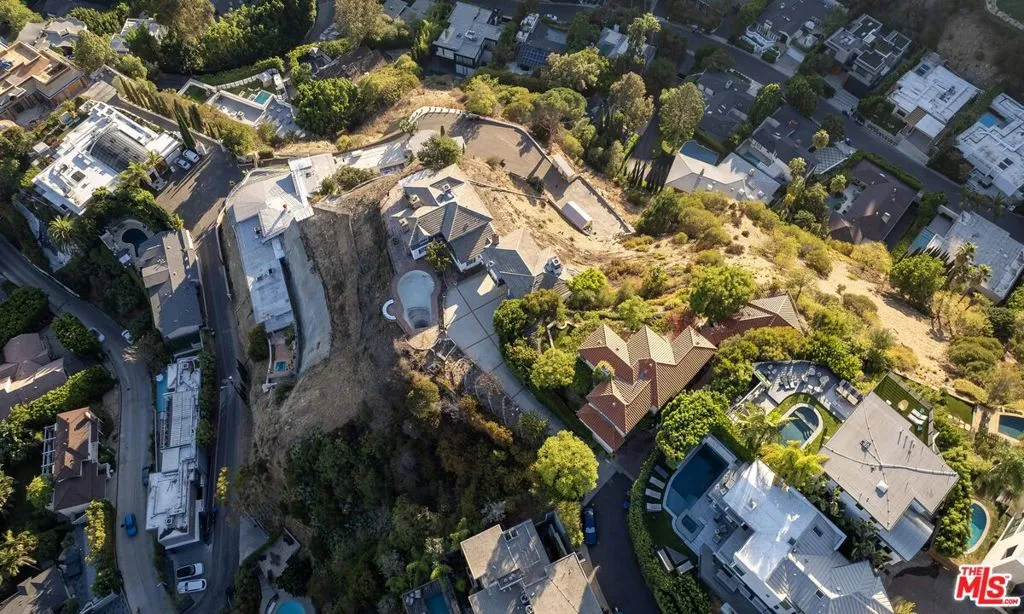 8900 Evanview Drive, Los Angeles, California 90069 home-pic-12