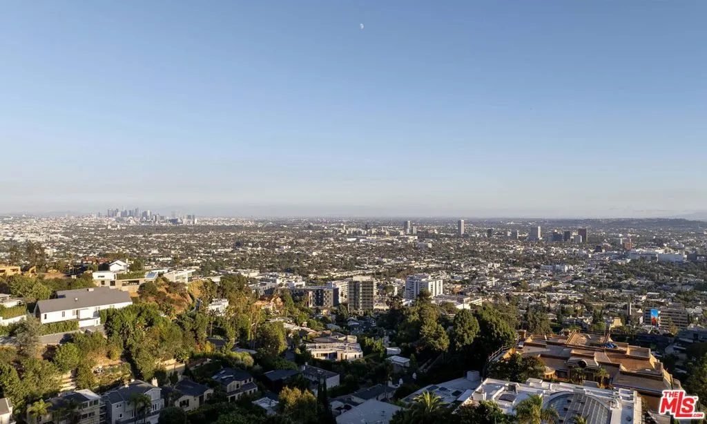8900 Evanview Drive, Los Angeles, California 90069 home-pic-3