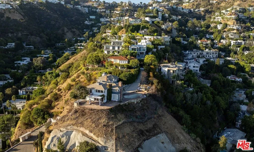 8900 Evanview Drive, Los Angeles, California 90069 home-pic-0