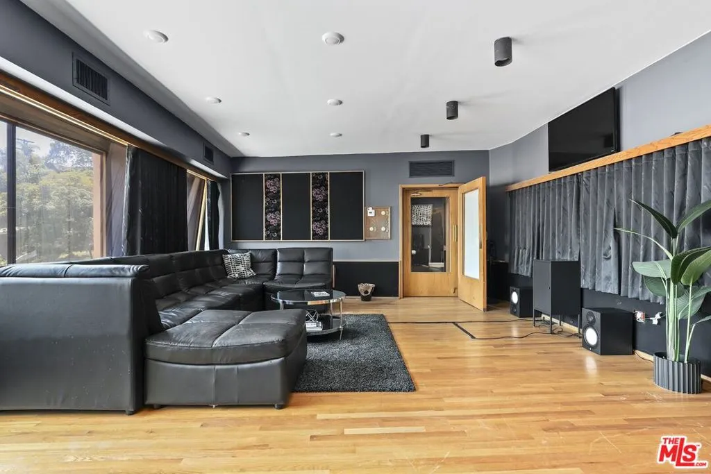 5940 Manola Way, Los Angeles, California 90068 home-pic-33