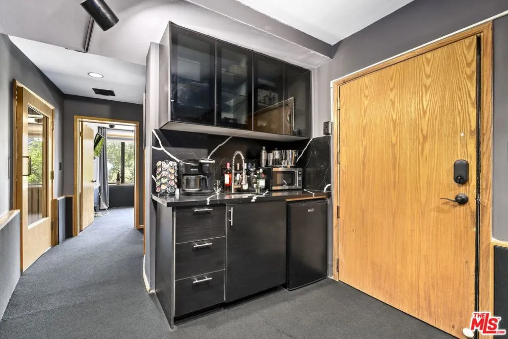 5940 Manola Way, Los Angeles, California 90068 home-pic-11