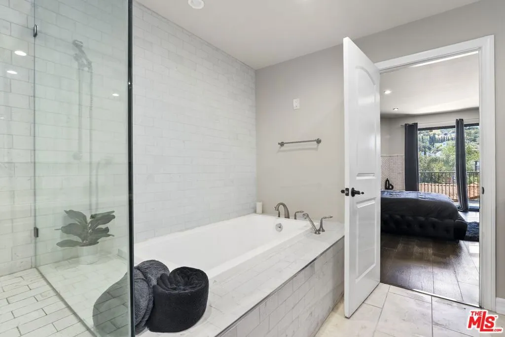 5940 Manola Way, Los Angeles, California 90068 home-pic-20
