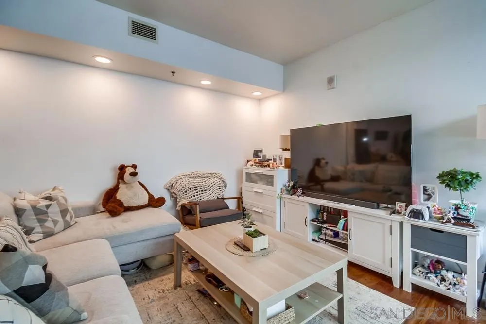425 W Beech 302, San Diego, California 92101 home-pic-12