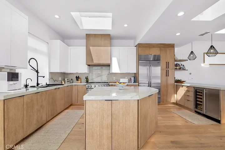 Kitchen & Center Island
