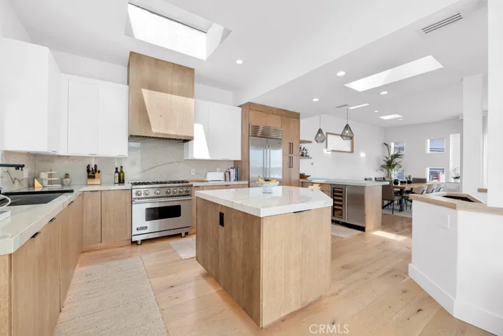 Kitchen & Center Island