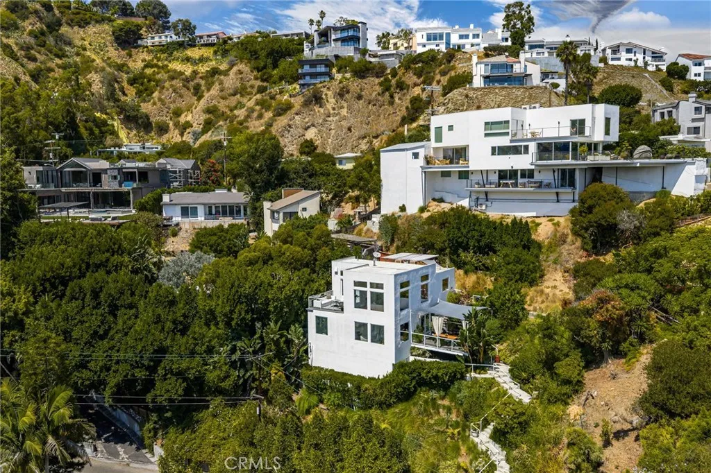 1690 N Crescent Heights, Los Angeles, California 90069 home-pic-37