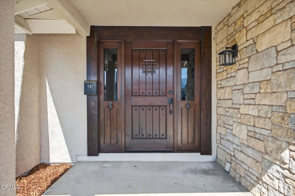 747 Southwick Street, Santa Paula, California 93060 home-pic-3