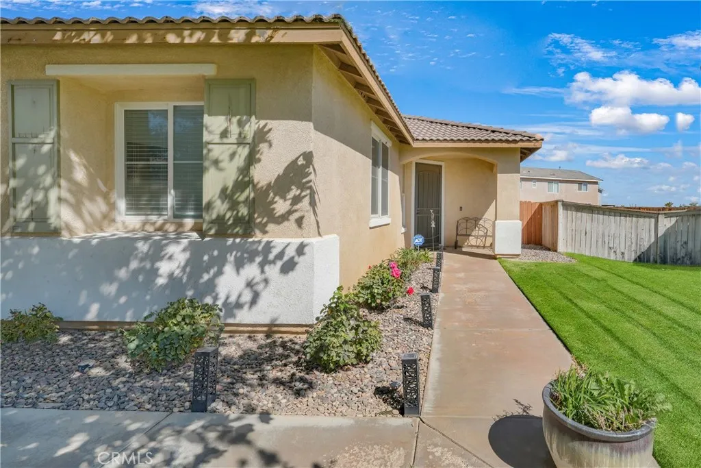 13864 Grant Way, Oak Hills, California 92344 home-pic-2