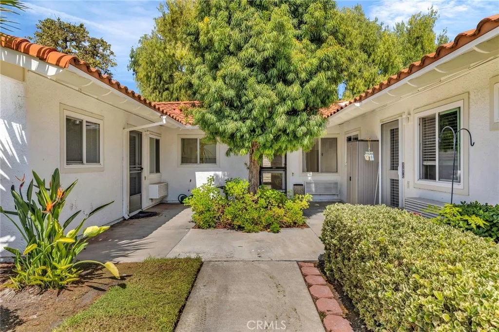2197 Via Mariposa E B, Laguna Woods, California 92637 home-pic-17
