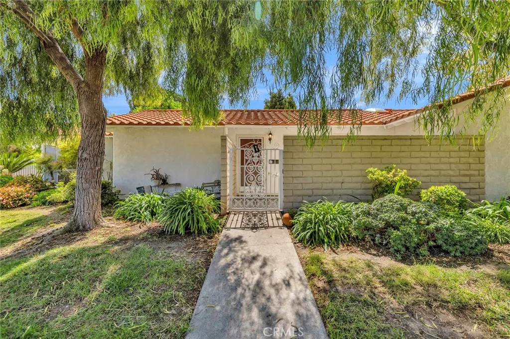 2197 Via Mariposa E B, Laguna Woods, California 92637 home-pic-2