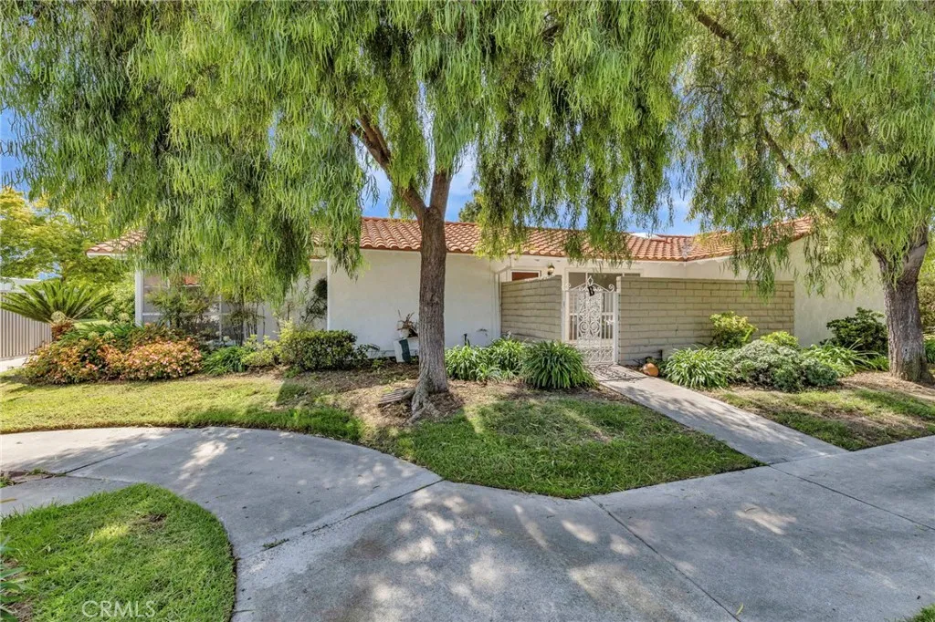 2197 Via Mariposa E B, Laguna Woods, California 92637 home-pic-1