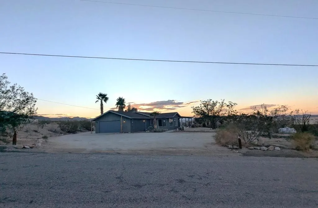 7084 Mount Lassen Avenue, Joshua Tree, California 92252 home-pic-2