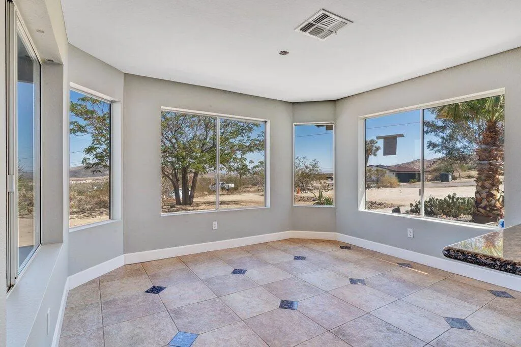 7084 Mount Lassen Avenue, Joshua Tree, California 92252 home-pic-6