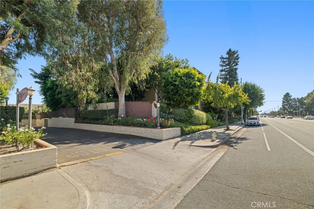 12830 Burbank Boulevard 307, Valley Village, California 91607 home-pic-21