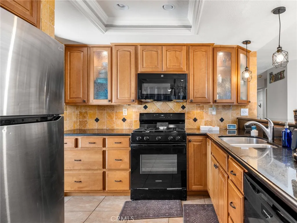 12929 Topaz Circle, Victorville, California 92392 home-pic-18