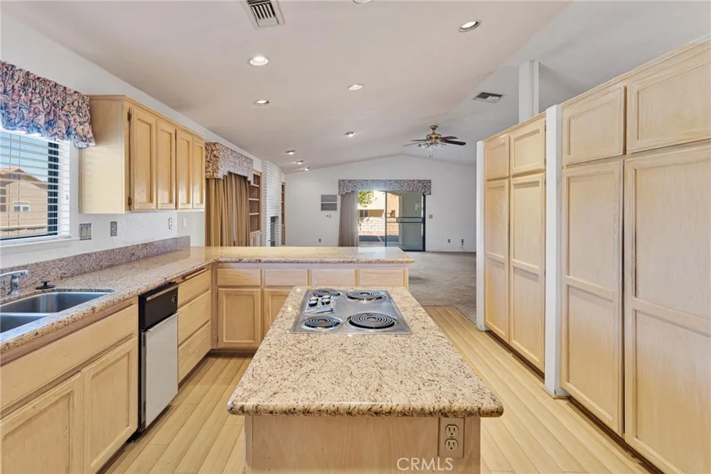 15200 15200 Wildflower, Helendale, California 92342 home-pic-14