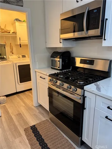 Gas stove. Farmhouse sink