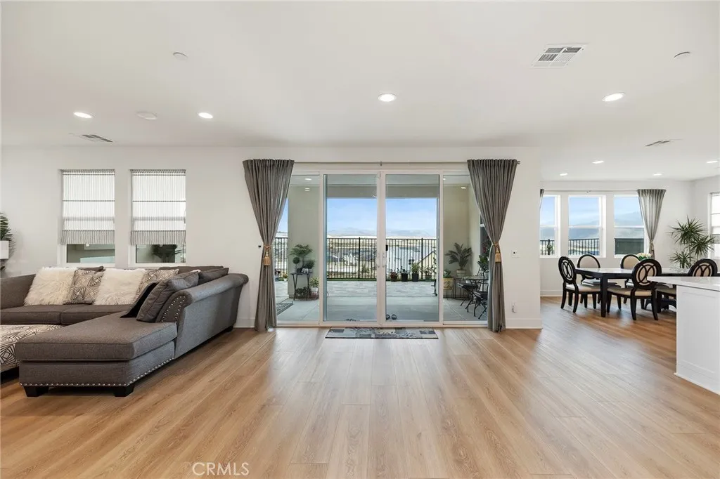 1577 Calle Mayfair, Chula Vista, California 91913 home-pic-10