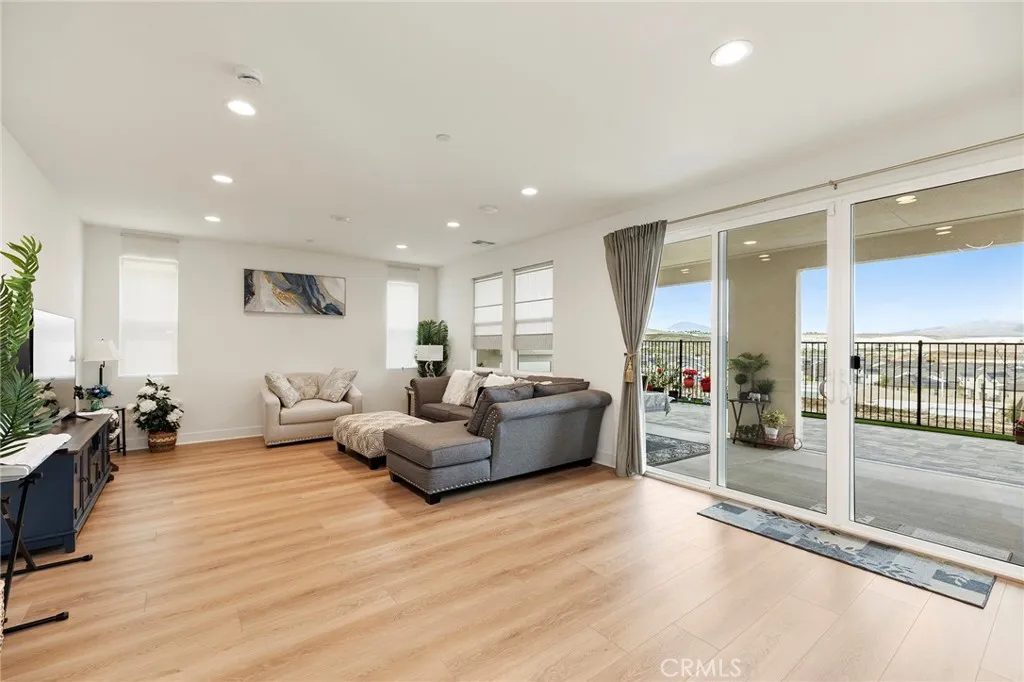 1577 Calle Mayfair, Chula Vista, California 91913 home-pic-11