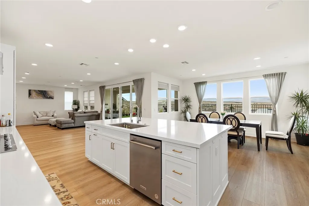 1577 Calle Mayfair, Chula Vista, California 91913 home-pic-21