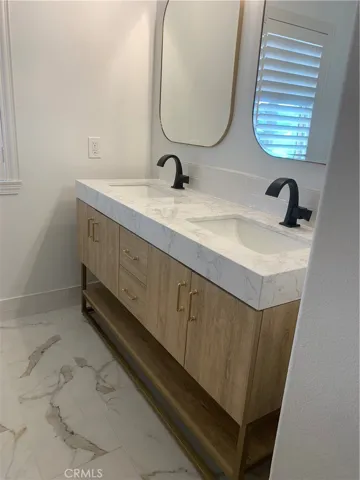 Double sink/
bathroom#2 Second floor