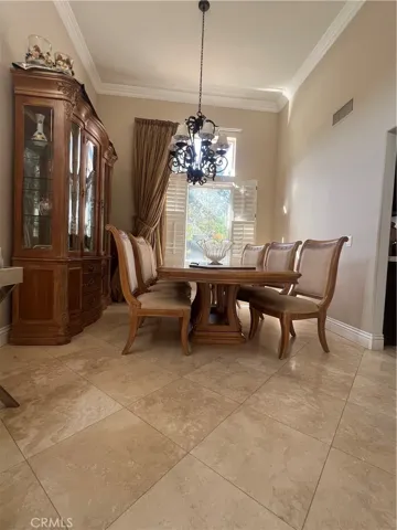 up to 12 seats dining room
