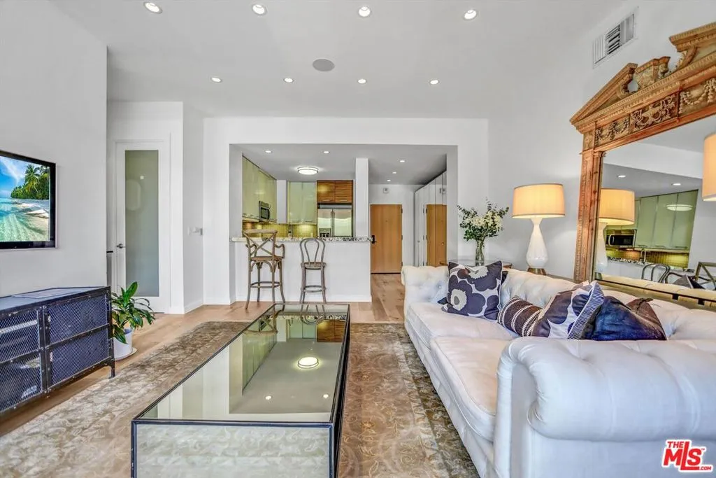 999 N Doheny Drive 106, West Hollywood, California 90069 home-pic-6
