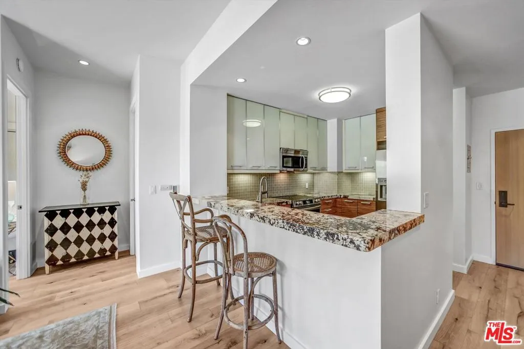 999 N Doheny Drive 106, West Hollywood, California 90069 home-pic-4