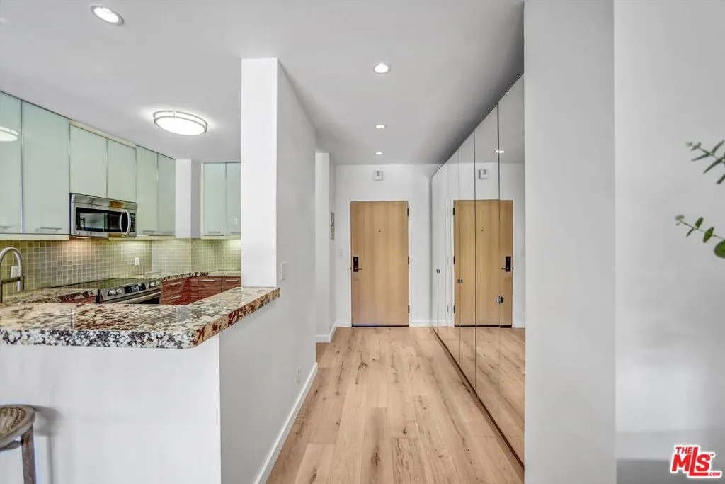999 N Doheny Drive 106, West Hollywood, California 90069 home-pic-2