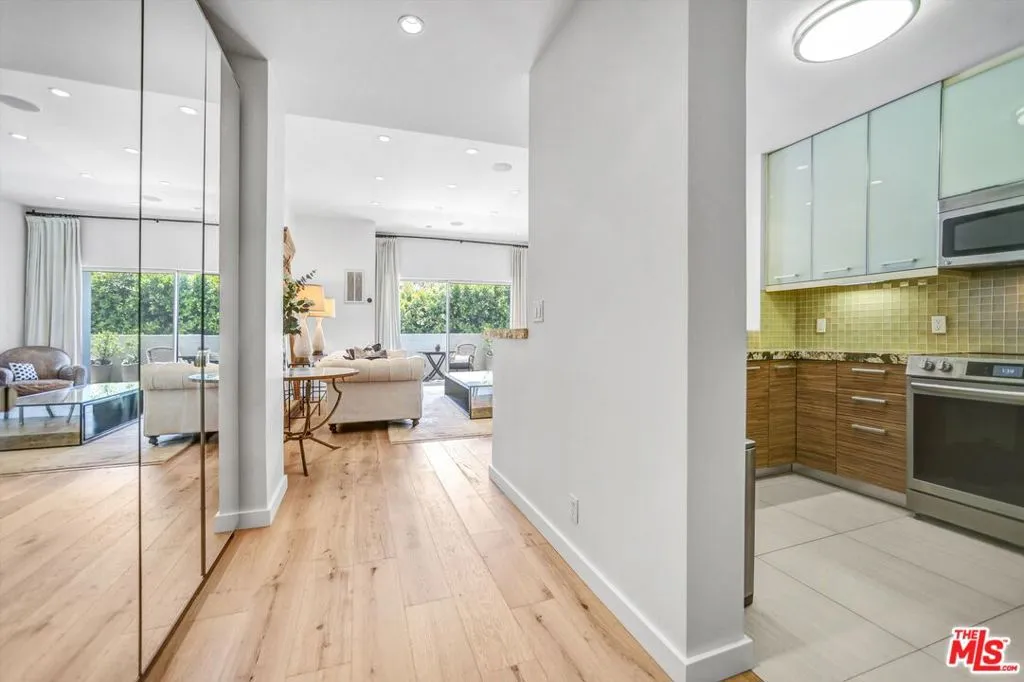 999 N Doheny Drive 106, West Hollywood, California 90069 home-pic-1