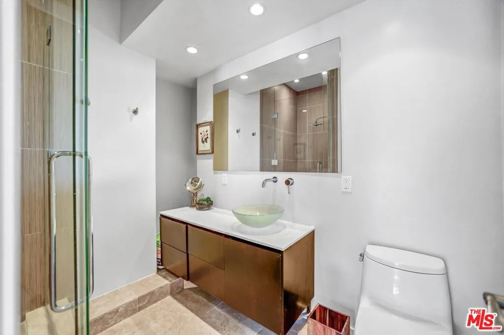 999 N Doheny Drive 106, West Hollywood, California 90069 home-pic-8