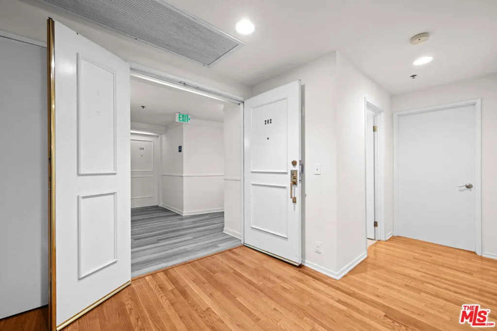 1401 S Bentley Avenue 202, Los Angeles, California 90025 home-pic-24