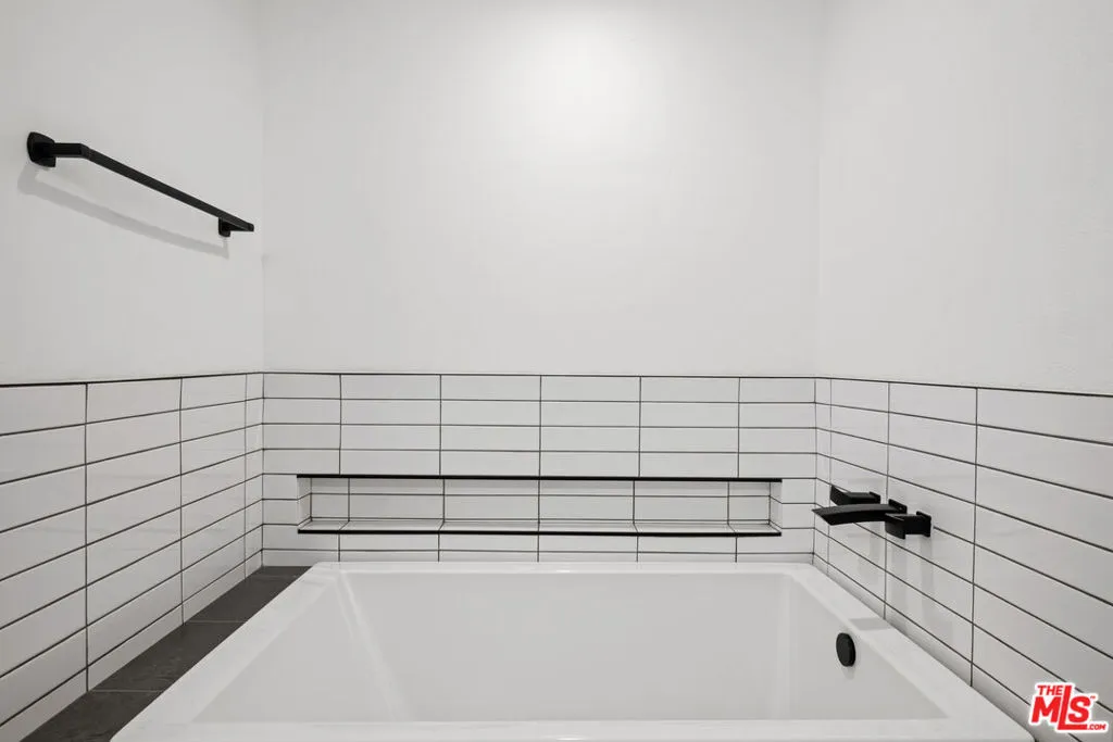 1401 S Bentley Avenue 202, Los Angeles, California 90025 home-pic-16