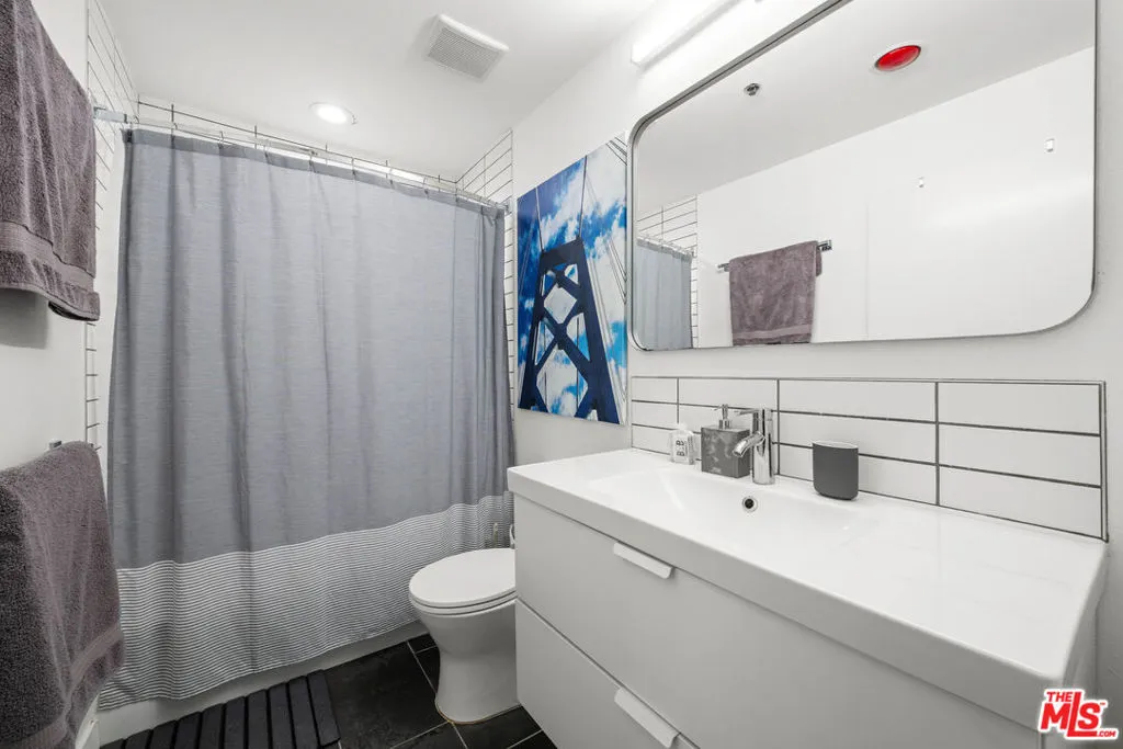 1401 S Bentley Avenue 202, Los Angeles, California 90025 home-pic-20