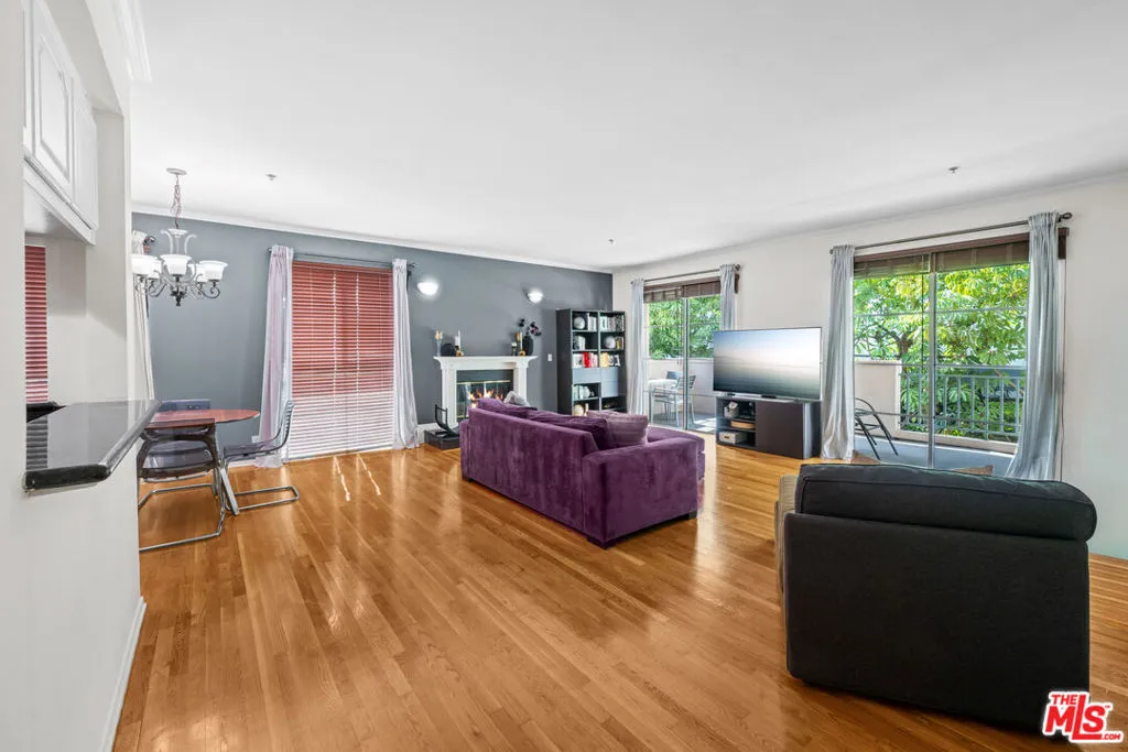 1401 S Bentley Avenue 202, Los Angeles, California 90025 home-pic-5