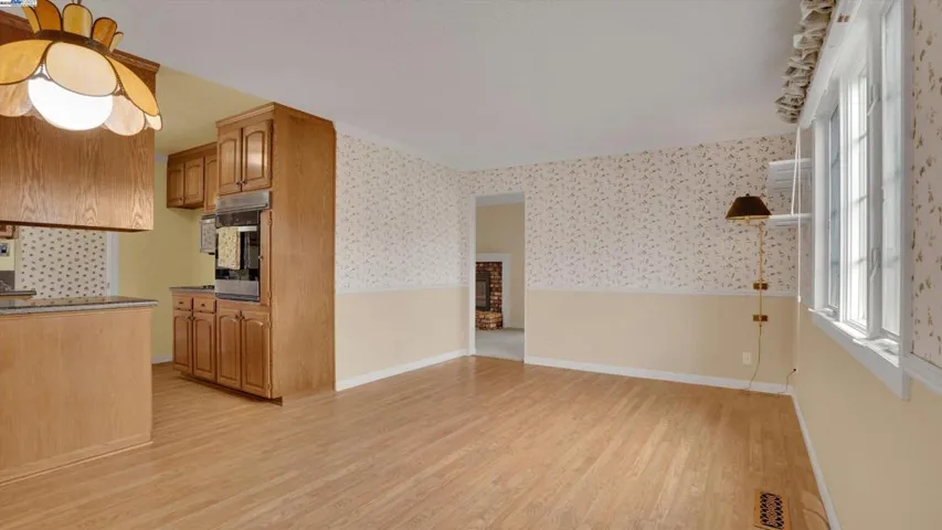 Eat-In Kitchen