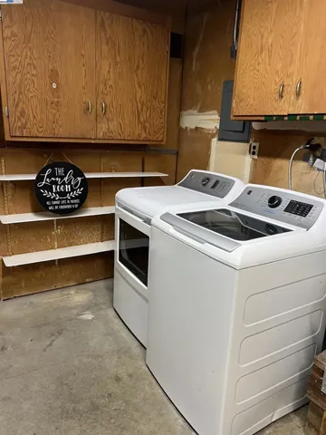 Laundry - In Garage