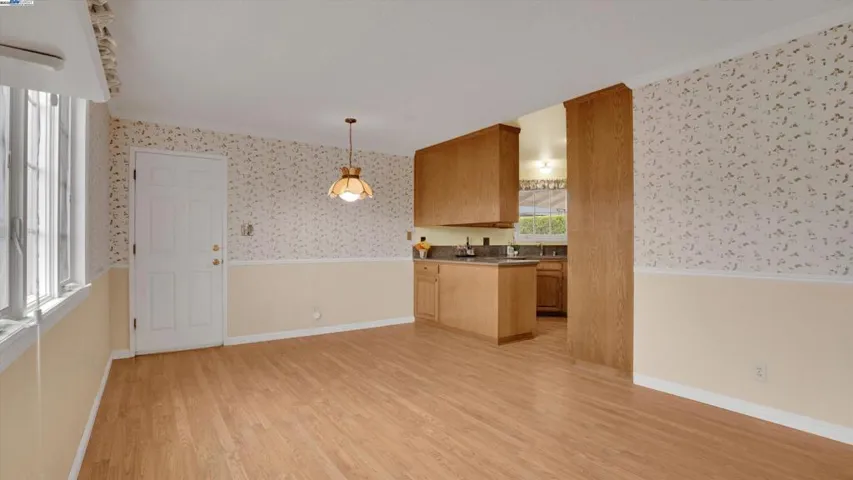 Eat-in Kitchen
