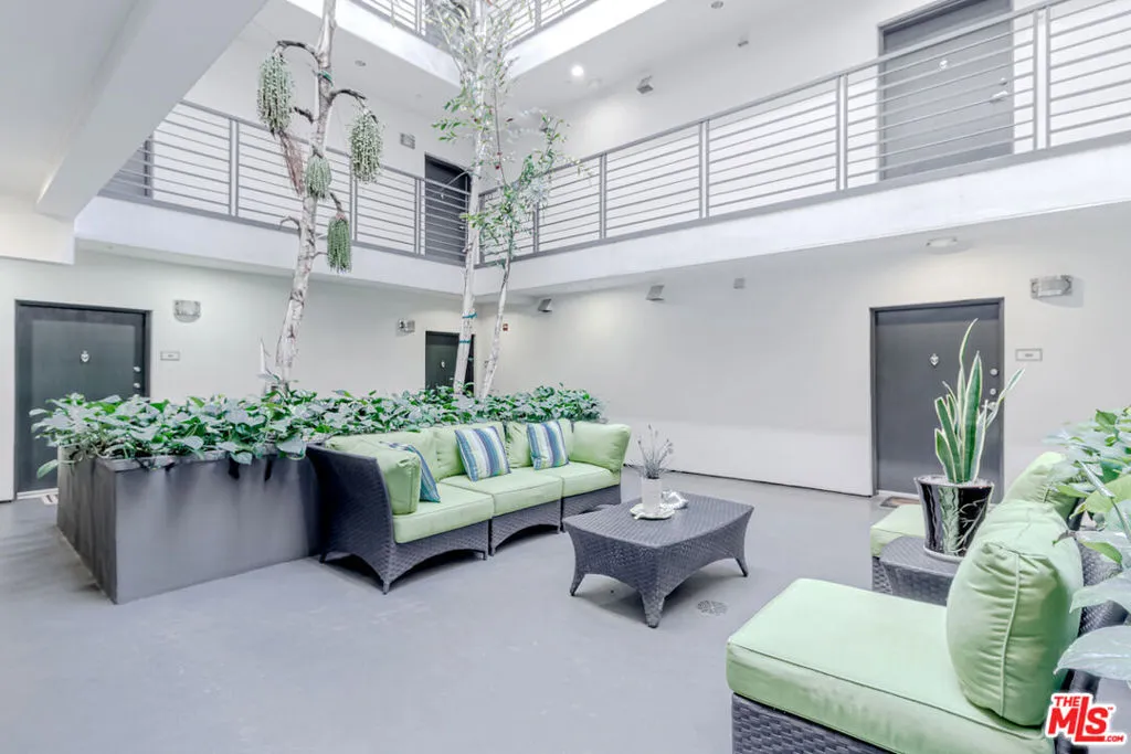 733 S Manhattan Place 401, Los Angeles, California 90005 home-pic-3