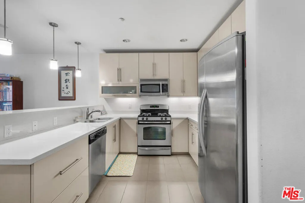 733 S Manhattan Place 401, Los Angeles, California 90005 home-pic-7