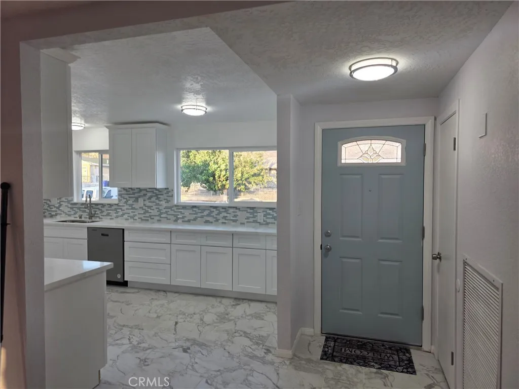 37142 Camarillo, Barstow, California 92311 home-pic-3