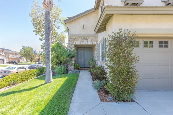 Landscaped entry walkway