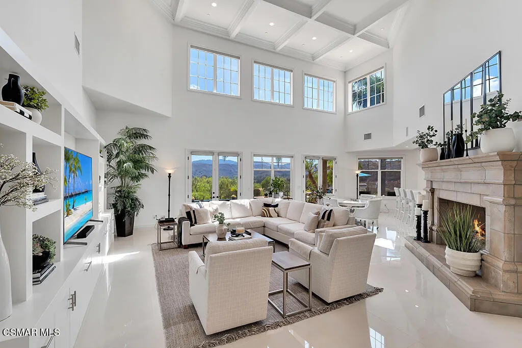 1100 N Country Club Drive, Simi Valley, California 93065 home-pic-9